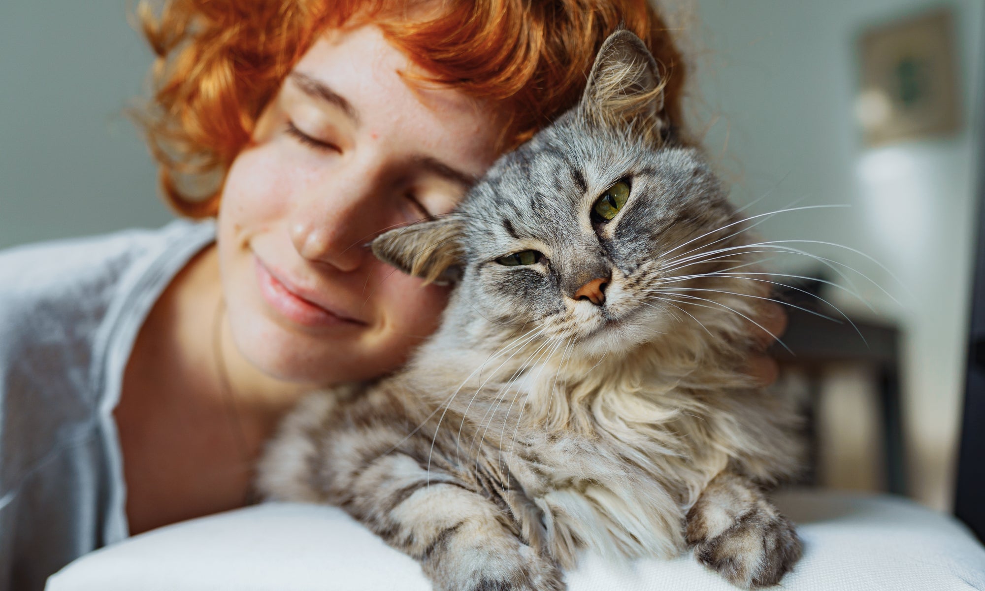 Ragazza e gatto insieme che si vogliono bene